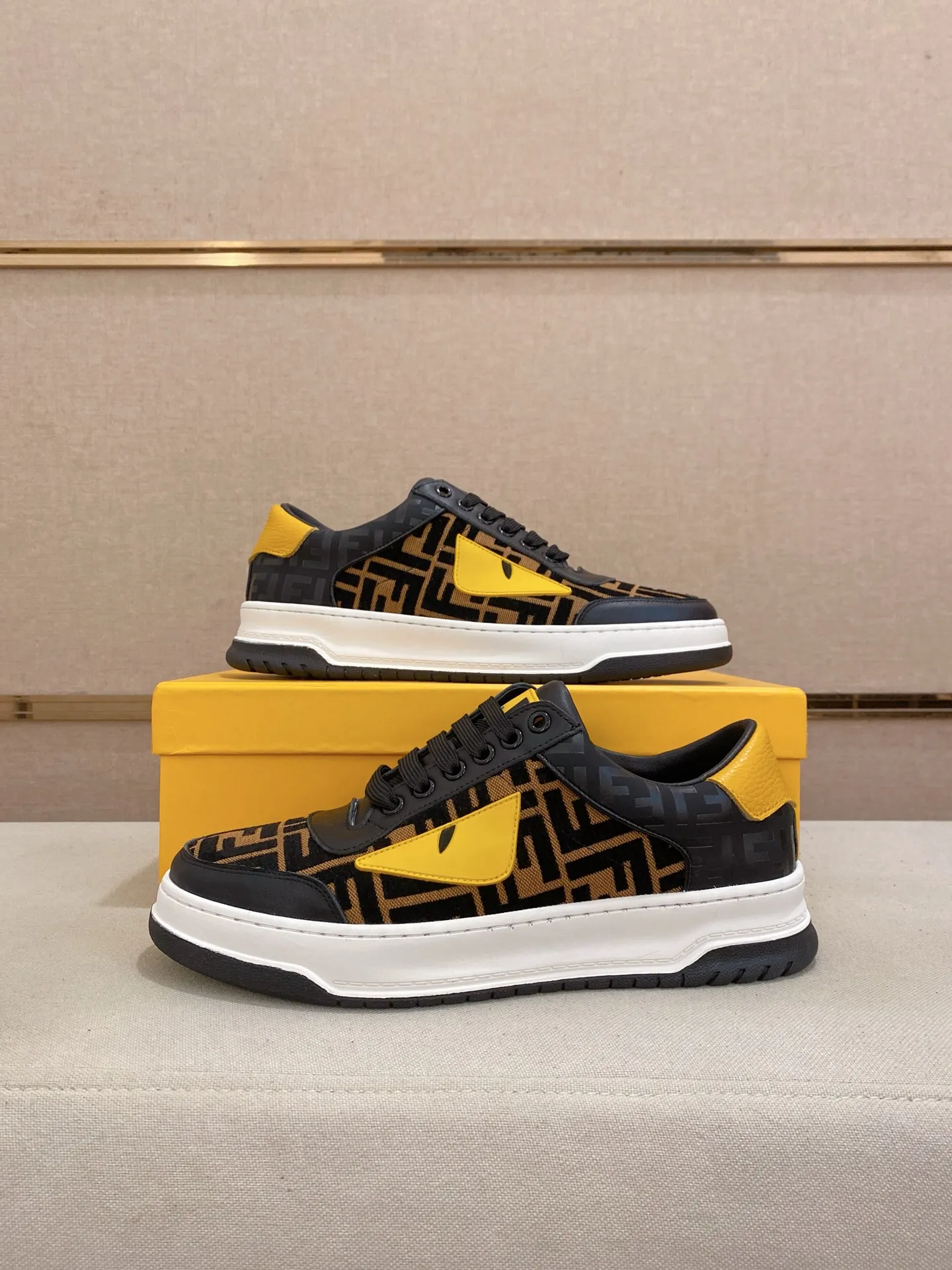 Men's shoes💰: 400💰[Fendi] Fendi's latest casual shoes for men! Available at counters simultaneously! A one-to-one replica of the original. All imported official website one-to-one cowhide fabric. The interior is made of top-grade sheepskin, and the original factory-supplied rubber outsole is used. Leading new fashion concepts. Matching code: 38-44. (can be customized for 45 non-refundable)